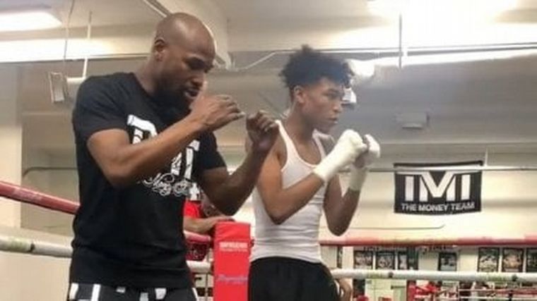 Floyd Mayweather entrena a su hijo.