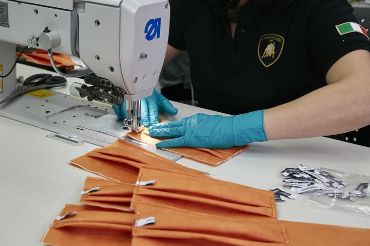 El trabajo en las máscaras que sirven para protegerse de la pandemia