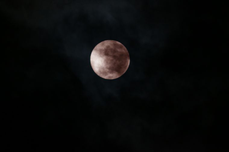 La superluna de abril notó una tonalidad rosada en la madrugada del miércoles.