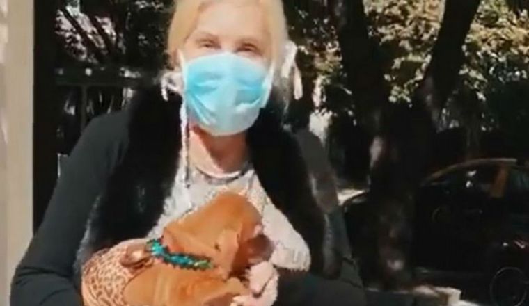 Susana se mostró con barbijo y en joggineta