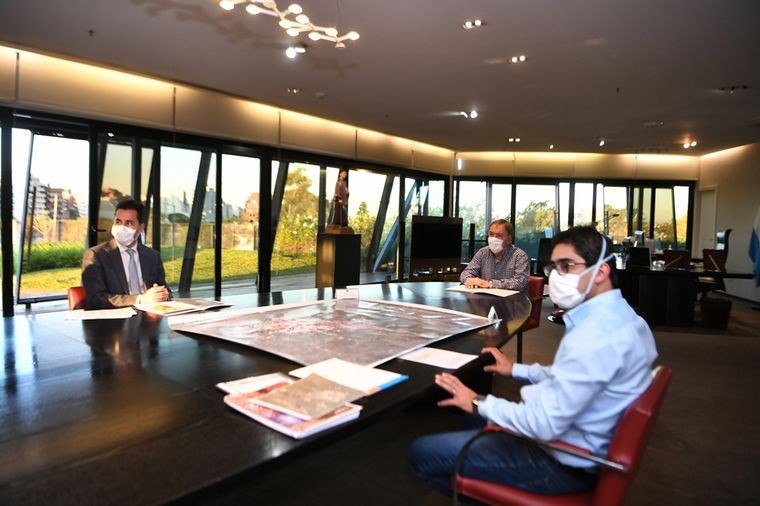 El gobernador Juan Schiaretti, en la reunión en la que se decidió la medida.