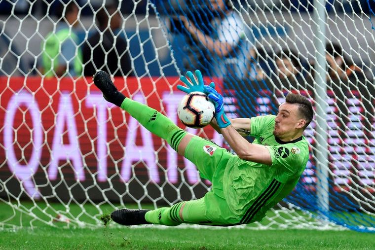 Armani, muy querido en River, quiere retirarse en Colombia.