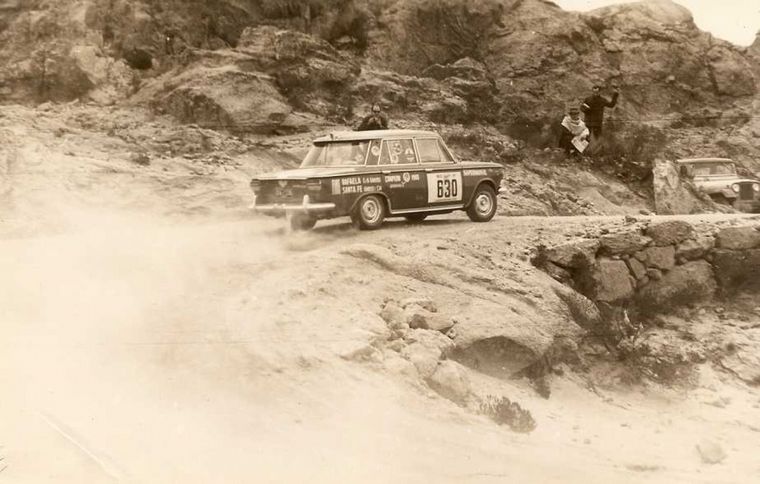 Reutemann trepa hacia "El Condor" con su berlina 1500 en el Gran Premio de 1966