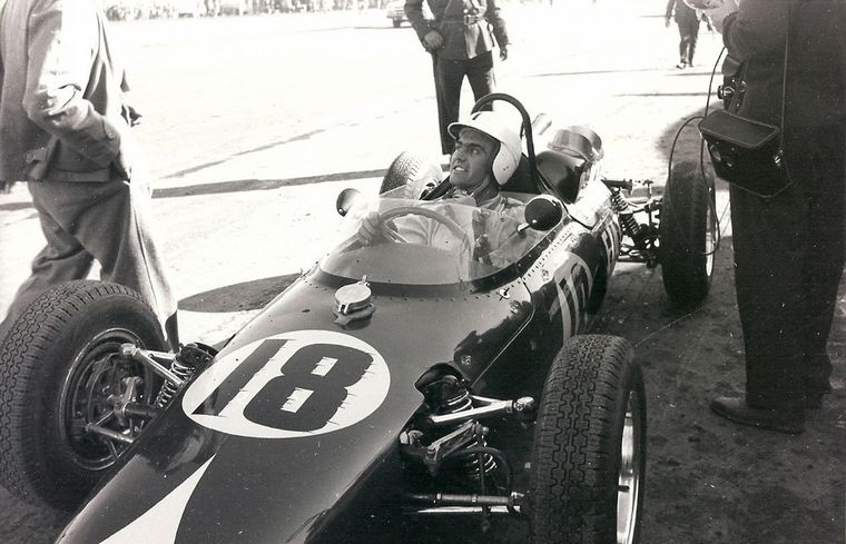 FOTO: Reutemann se sube por primera vez a un monoposto en Rafaela. Histórico y premonitorio