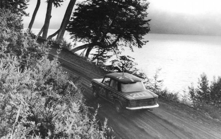 Un paisaje típico de lagos en la Vuelta de la Manzana