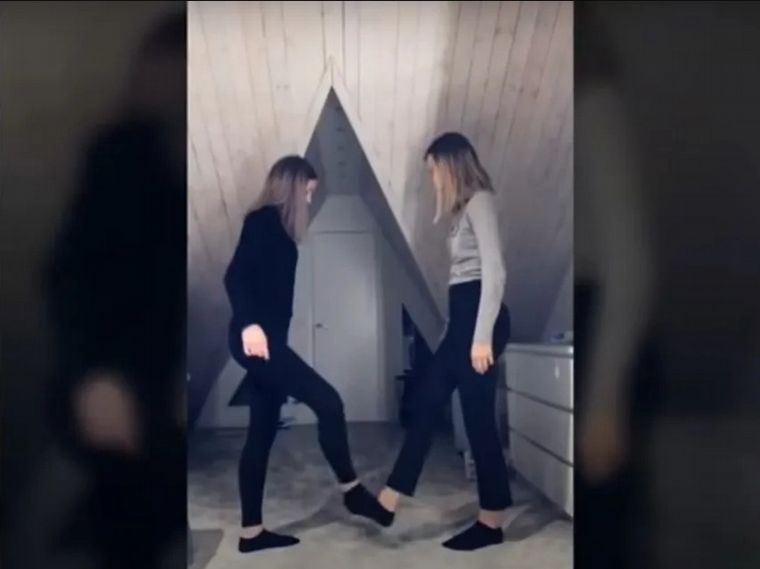 Una mujer se rompió los dos tobillos por intentar el desafío viral.