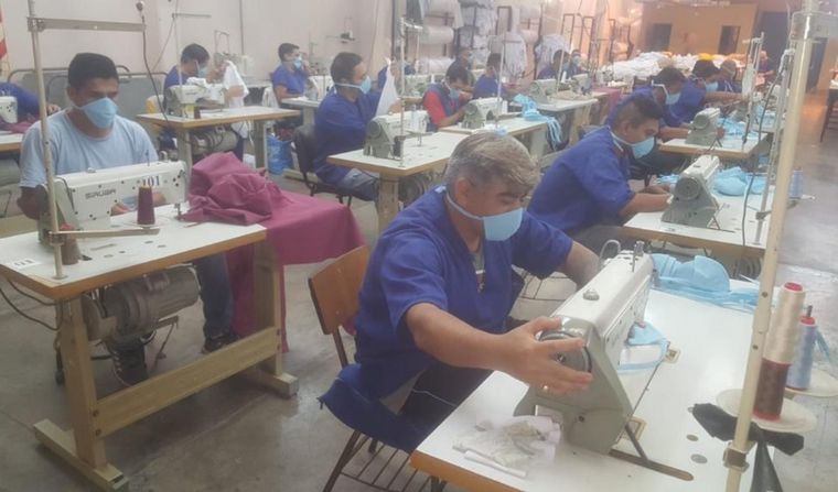 Los internos fabrican los barbijos en los talleres.