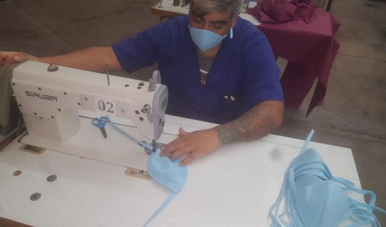 FOTO: Los internos fabrican los barbijos en los talleres.