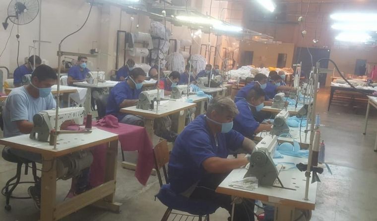 Los internos fabrican los barbijos en los talleres.
