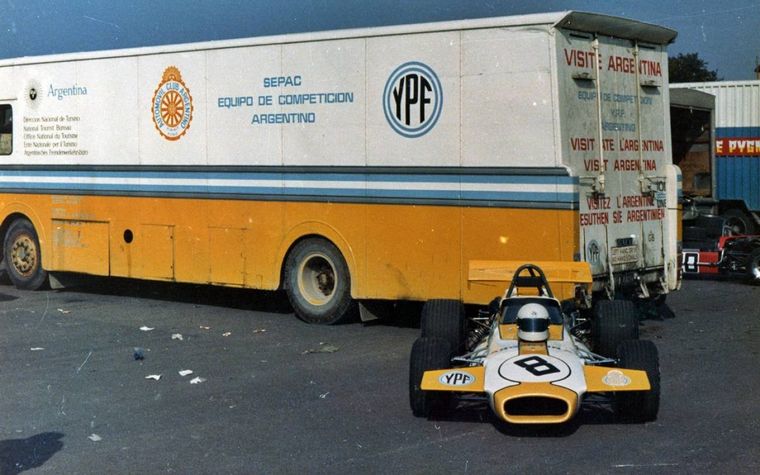 El motorhome que compró el A.C.A. cargaba autos, repuestos y trasladaba al equipo