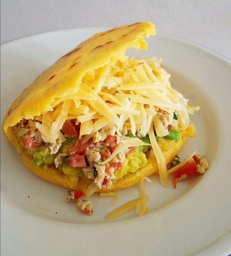 Arepa rellena, uno de los platos típicos de la cocina colombiana.