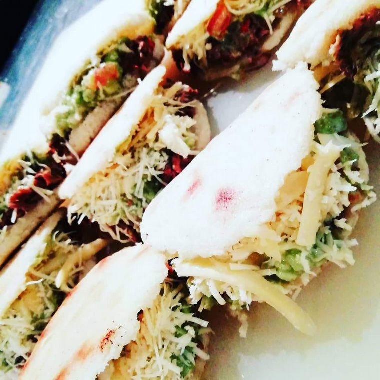 Arepa rellena, uno de los platos típicos de la cocina colombiana.