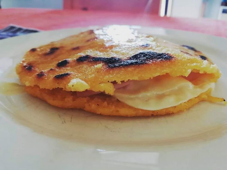 Arepa rellena, uno de los platos típicos de la cocina colombiana.