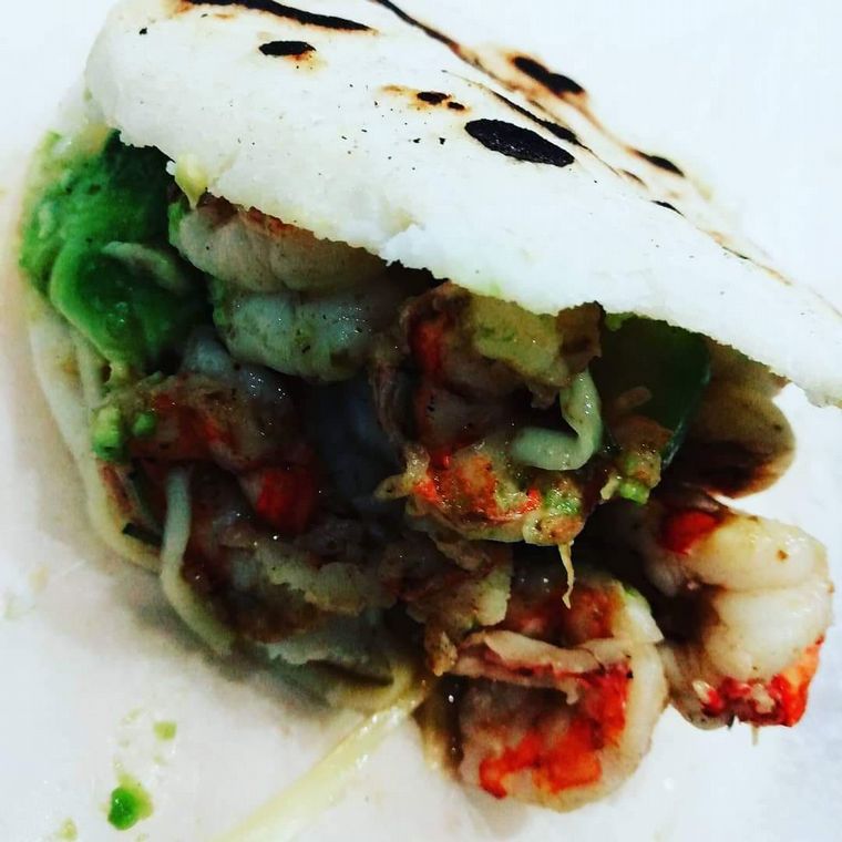 Arepa rellena, uno de los platos típicos de la cocina colombiana.
