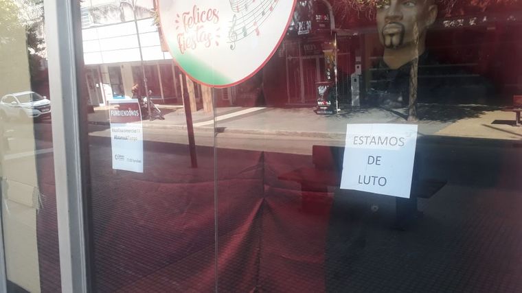 Las vidrieras de San Miguel de Tucumán se vistieron de luto.