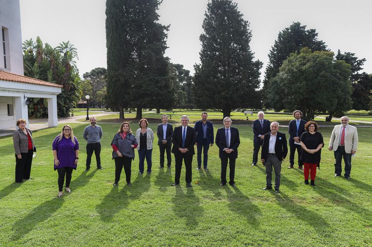 El jefe de Estado escuchó a los epidemiólogos en Olivos. 
