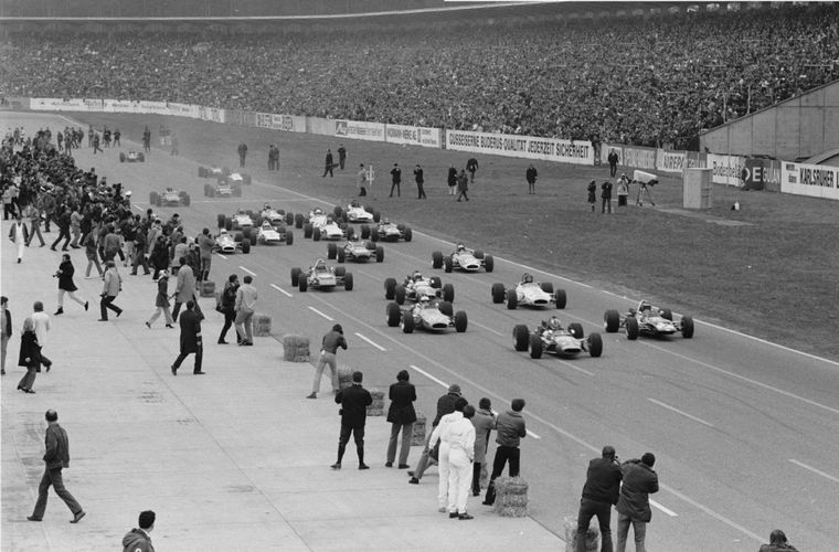 Se larga, por fuera Reutemann se mete atrás de Rindt, Cevert manda, una multitud mira