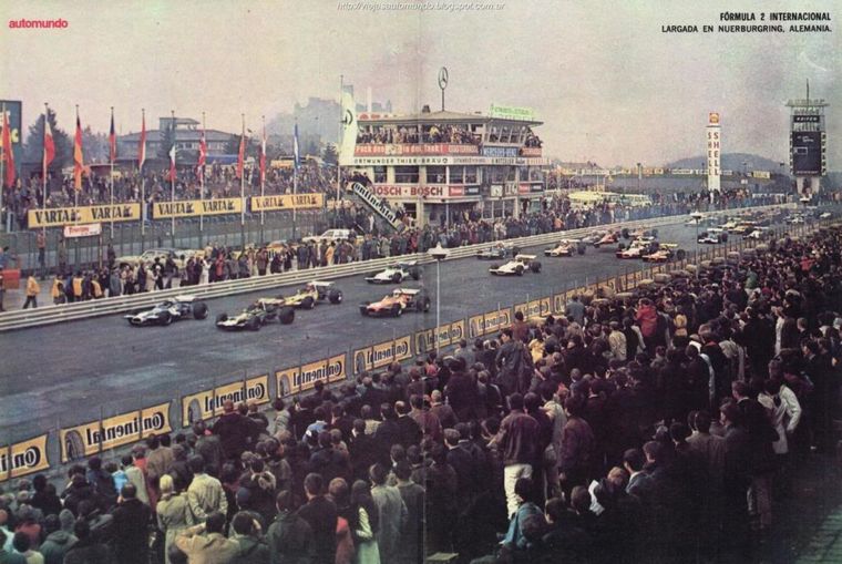 Nürburgring, con casi 250 mil personas, Reutemann larga en Fila 7 y remonta, pero...