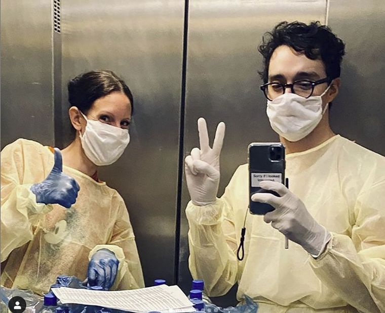 Miembros del Ballet del Teatro Colón ayudan como voluntarios