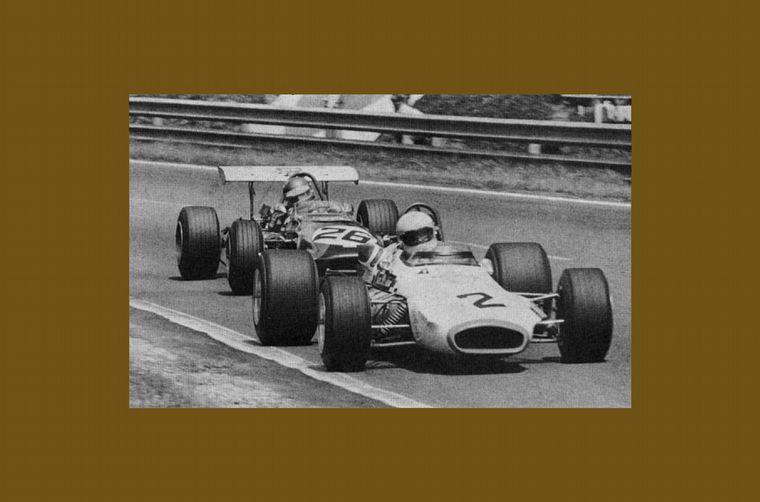 Jack Brabham -delante de Peterson- corría cuando podía un BT30 como el de Reutemann