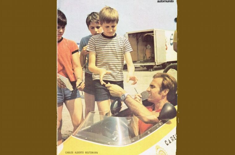 El santafesino le firma autógrafos a un grupo de niños en Alemania