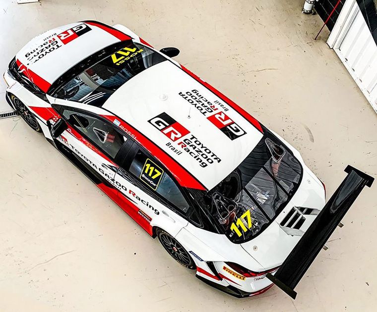 La vista desde arriba permite observar un ala trasera de gran dimensión.