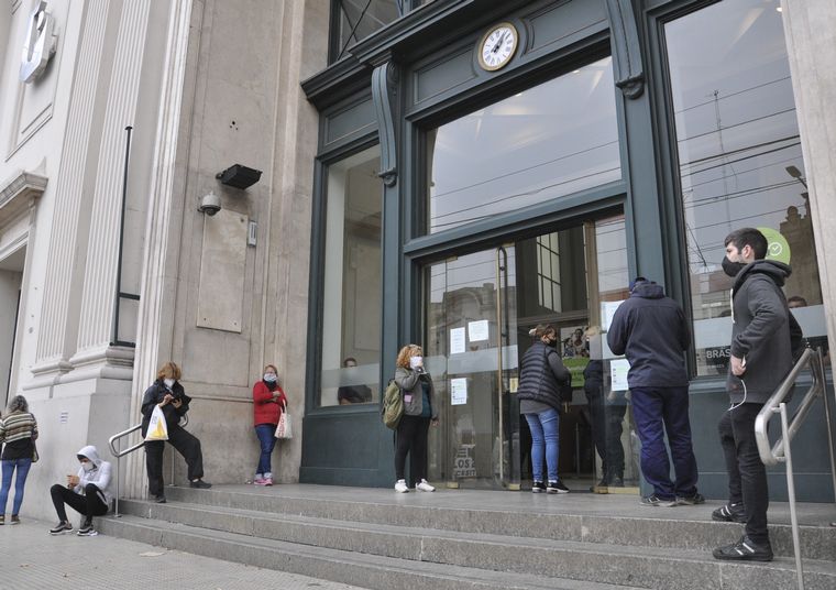 Repiten el esquema de atención en bancos.