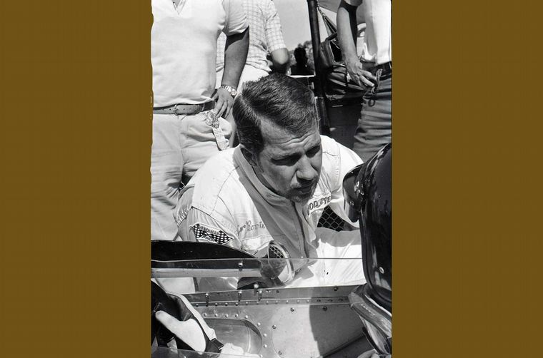 Joachim Bonnier cambiando ideas con Reutemann