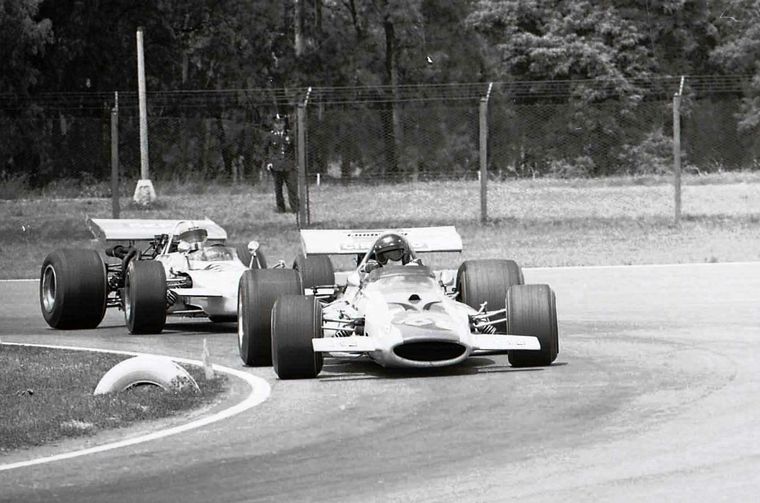 Lo alcanza Derek Bell, pero pronto su March sentirá el esfuerzo y dejará la carrera