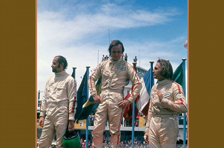 El podio con la ovación de la tribuna, junto a Amon y Pescarolo