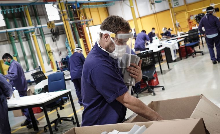 Personal de Ford Argentina procede al embalaje de Protectores Faciales.