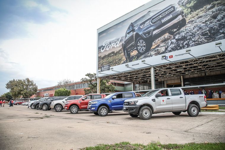 Flota de camionetas Ford de Argentina a disposición de Cruz Roja.