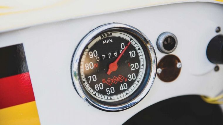 El velocímetro tiene 90 millas por hora de registro