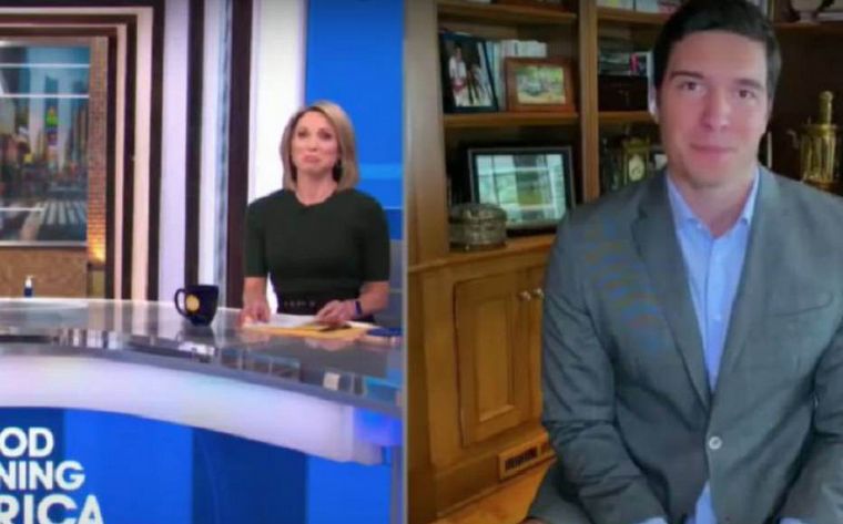 Will Reeves no se percató y salió en paños menores por televisión.