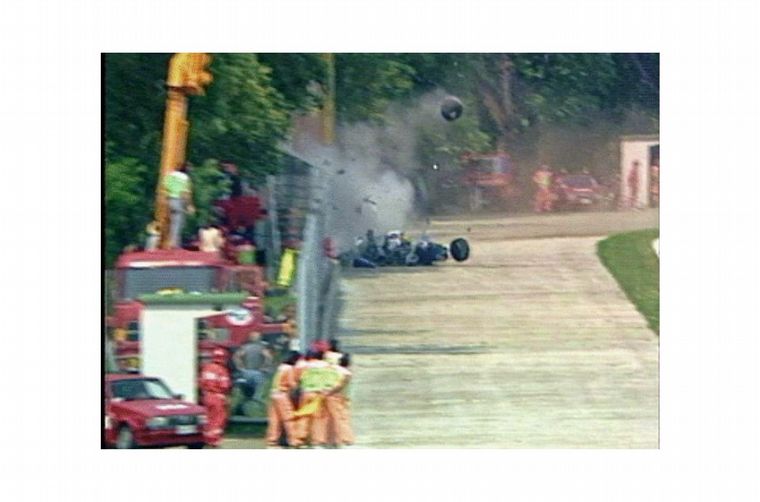 Ayrton acaba de perder el control e impactar el muro de Tamburello con su FW16