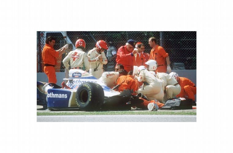 El doctor Sid Watkins -su amigo- lidera las labores del rescate