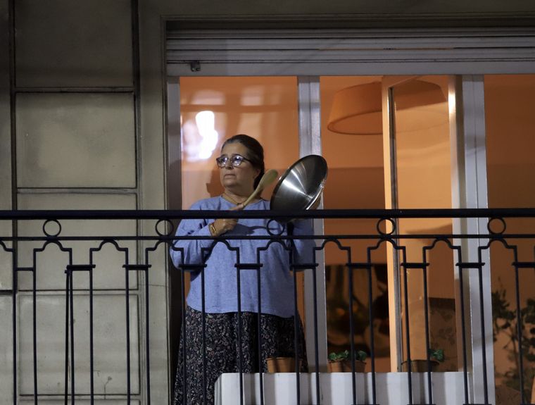 Las protestas se realzaron desde las casas y los balcones. 