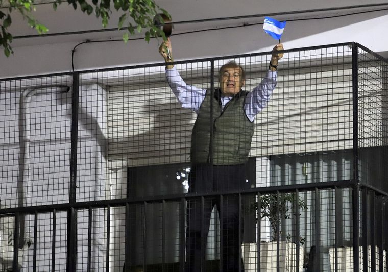 Las protestas se realzaron desde las casas y los balcones. 