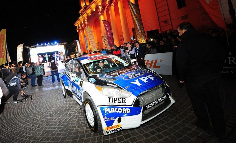 Villagra y su inconfundible Ford Maxi Rally.