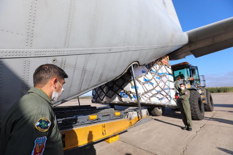 FOTO: Defensa realiza el quinto vuelo para transportar respiradores e insumos