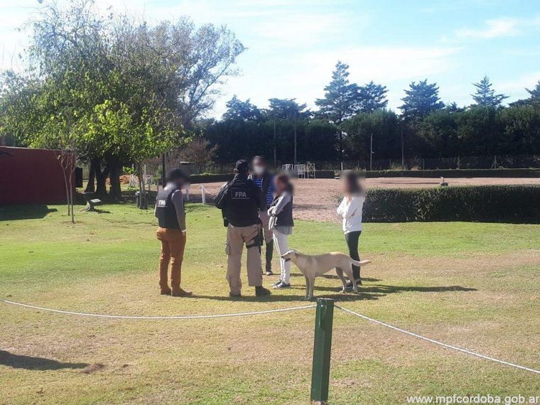 La mujer exhibió una supuesta autorización para actividades agropecuarias.