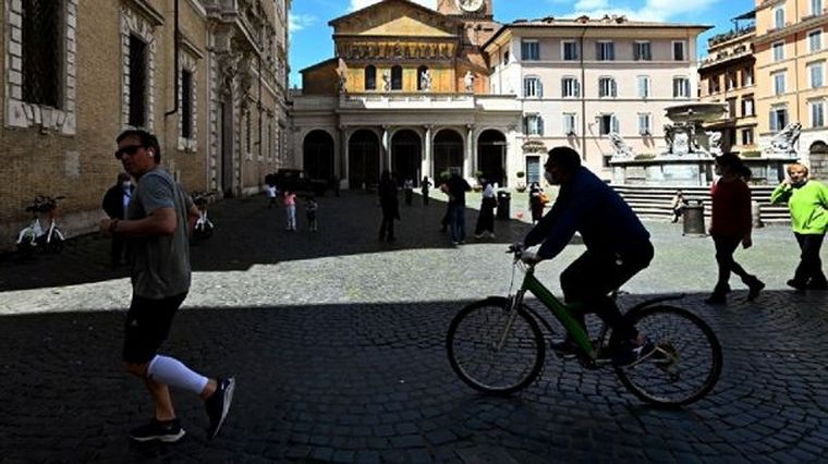 Italia flexibiliza la cuarentena (Foto: AFP)