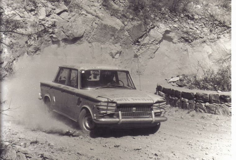 Un auto de sus equipos, raudo en la montaña. Marcó época.