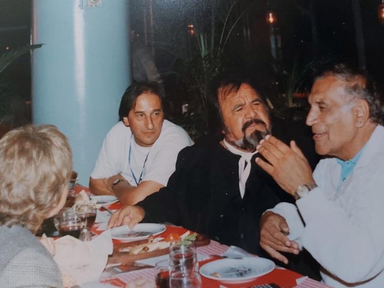 Con su amigo Horacio Guaraní y Luis Sponer