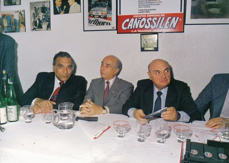 Con Juan Manuel Fangio y Froilán González, todos lo escuchaban con atención