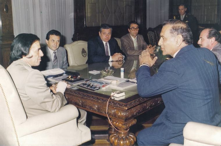 FOTO: Con Juan Manuel Fangio y Froilán González, todos lo escuchaban con atención