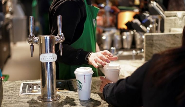 Starbucks cierra ocho locales en el país.