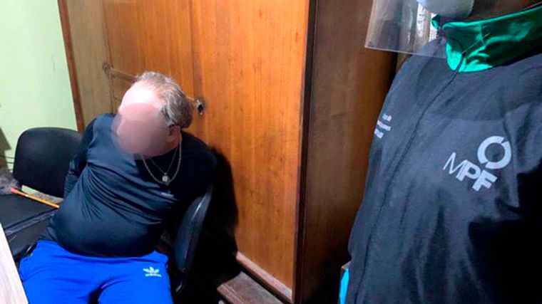 El docente fue sorprendido cuando se encontraba junto a un adolescente.