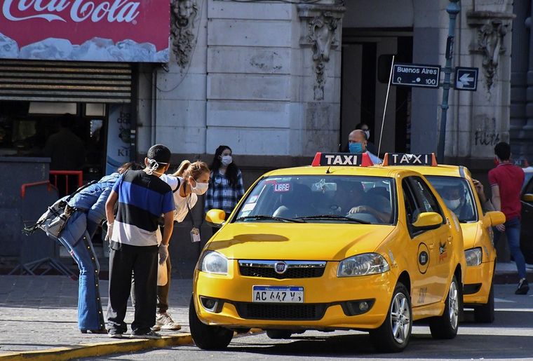 Los taxistas de Córdoba atraviesan una difícil situación.