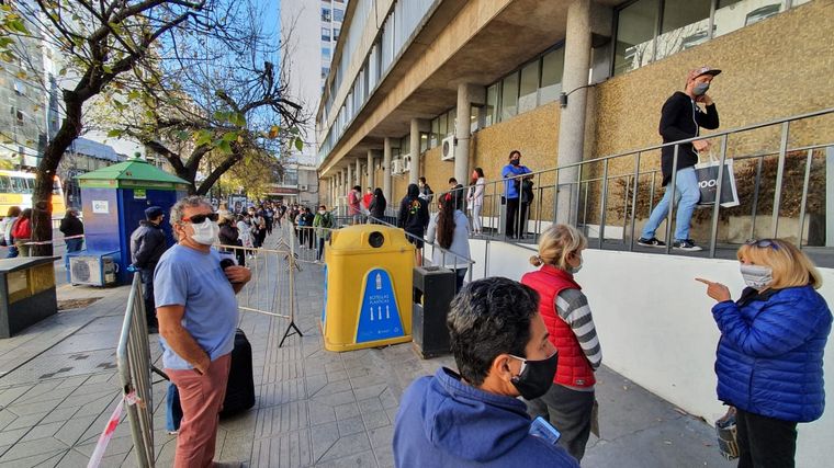 FOTO: Largas colas para cobrar el IFE en el Correo de Córdoba.